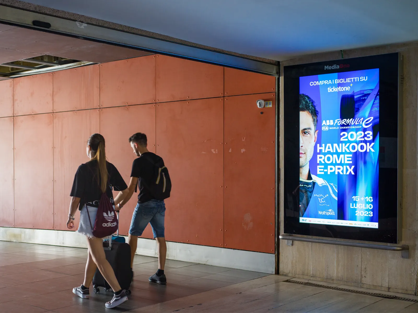 Wall-mounted-digital-display-43-1
