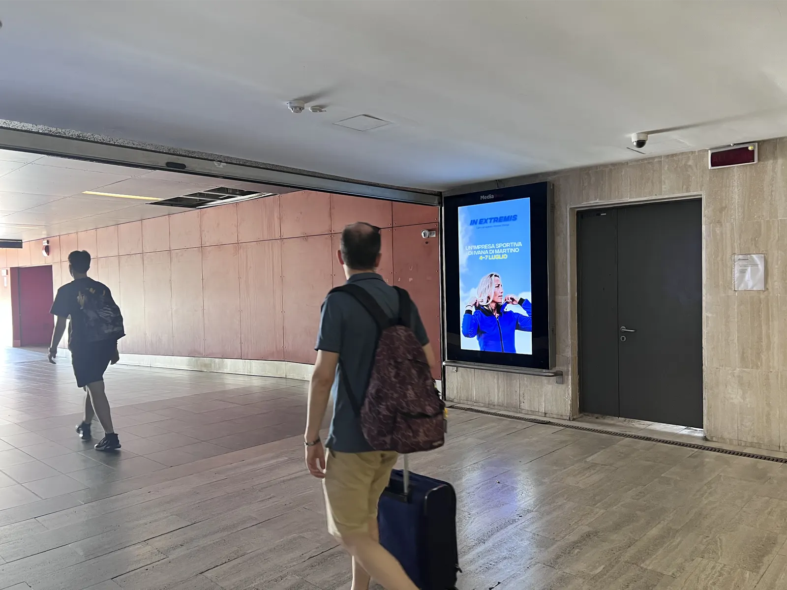 Wall-mounted-digital-display-43-2