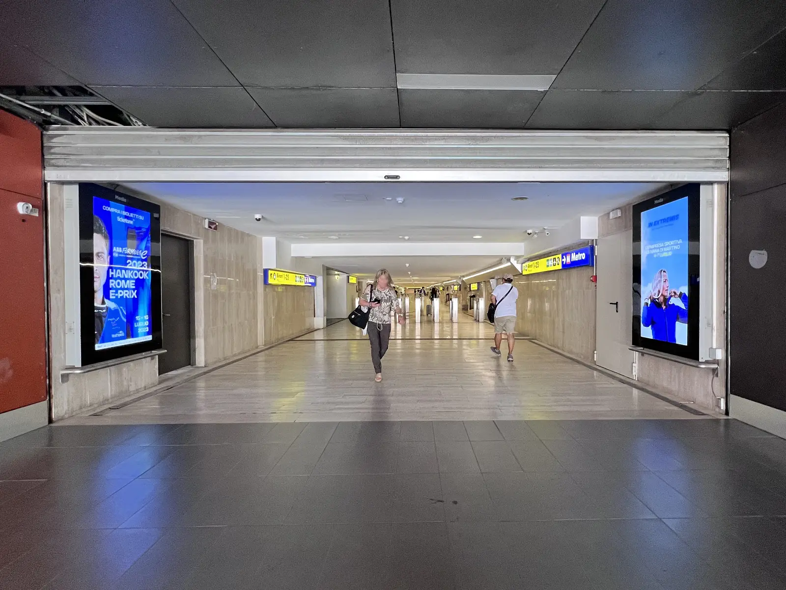 Wall-mounted-digital-display-43-3